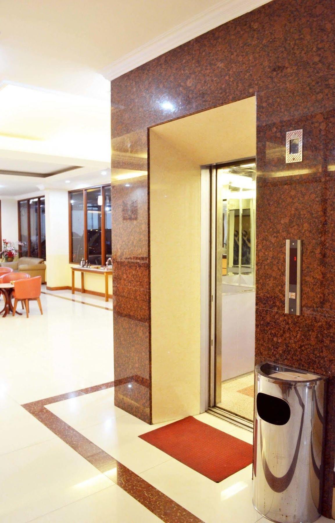 ג'קרטה Newton Residence מראה חיצוני תמונה